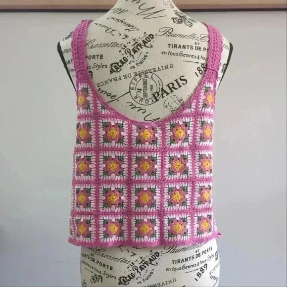 VERY J | Women's Pink/White /Green Floral Crochet Knit Sweater Cropped Top - Picture 4 of 4